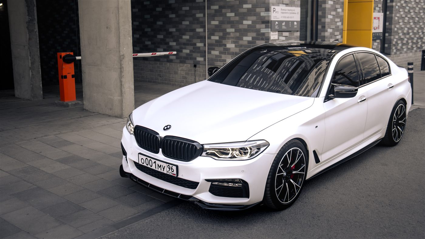 BMW после оклейки белой матовой перламутровой плёнкой