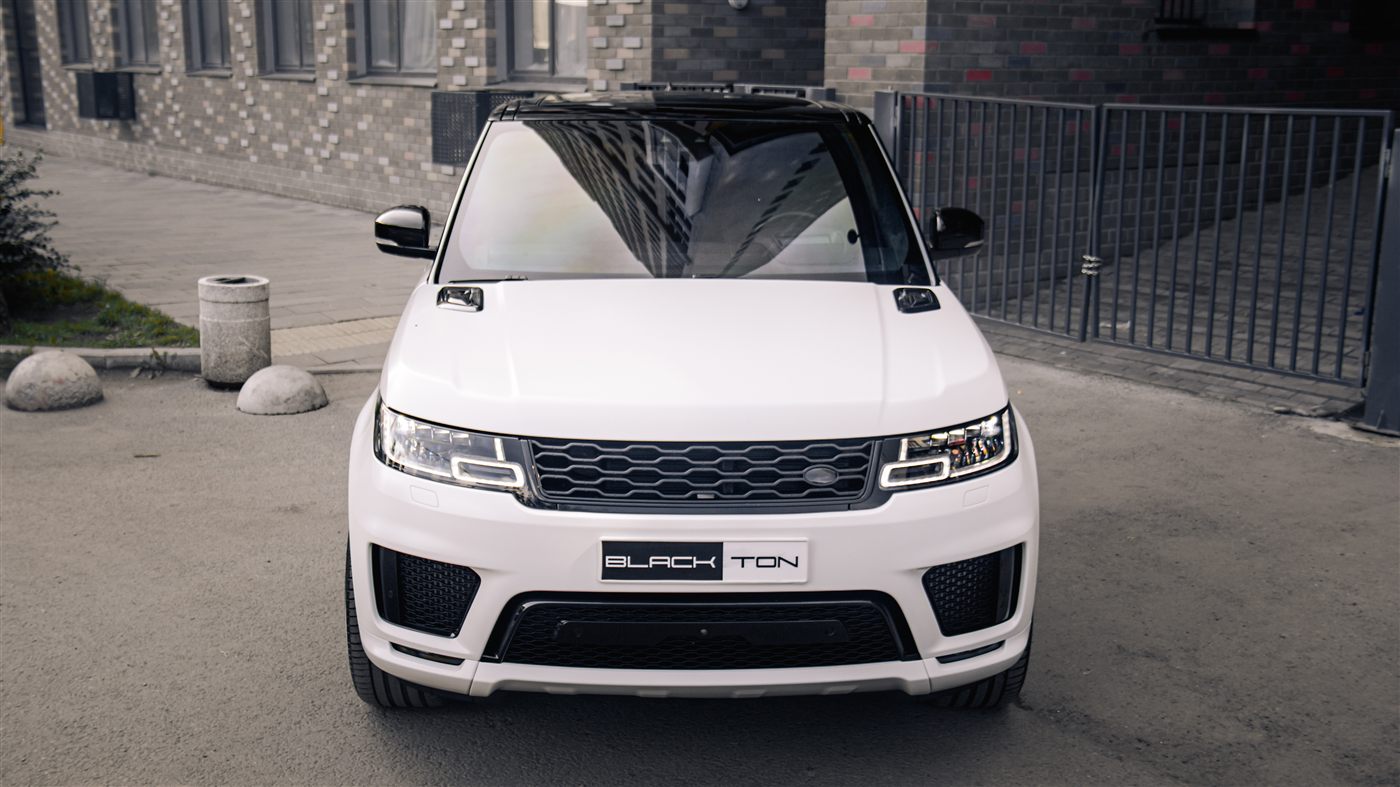 Range Rover фронтальный вид после оклейки в сатиновый полиуретан