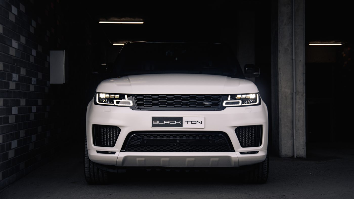 Range Rover в тёмном боксе после работ